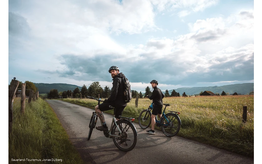 Biker im Feld auf der GeoRadroute Ruhr-Eder