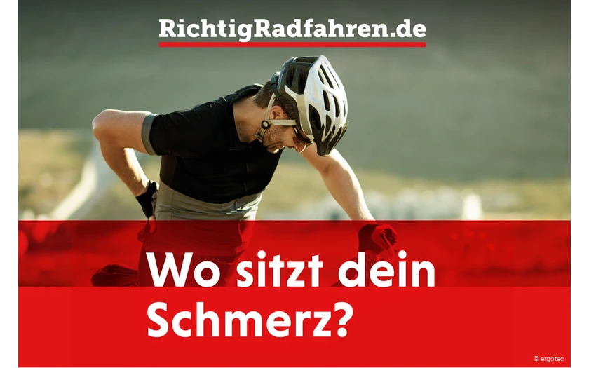 Radfahrer mit Rückenschmerzen fasst sich an den Rücken