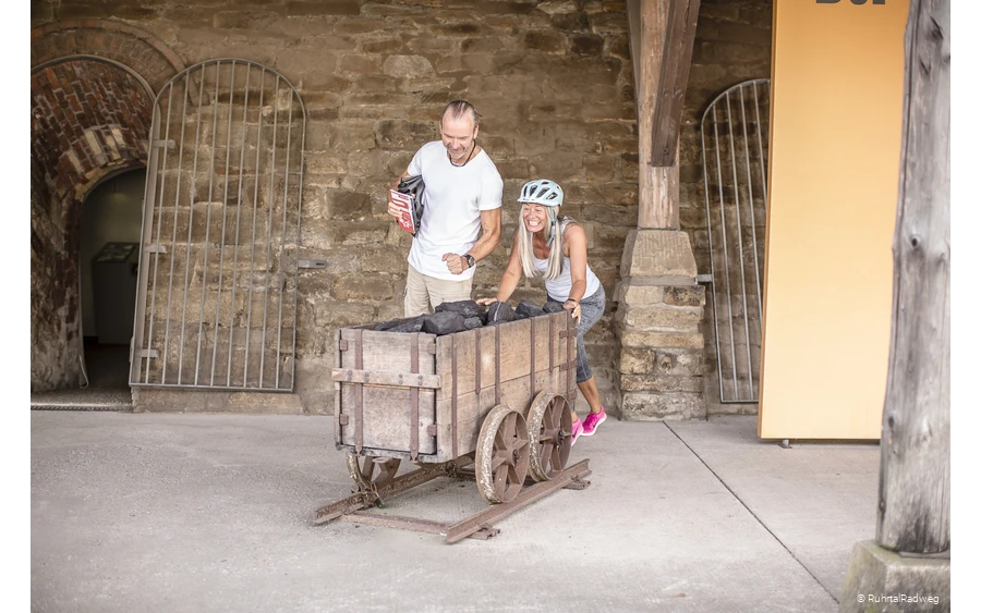 Paar schiebt einen Bergbauwaagen an der Zeche Nachtigall