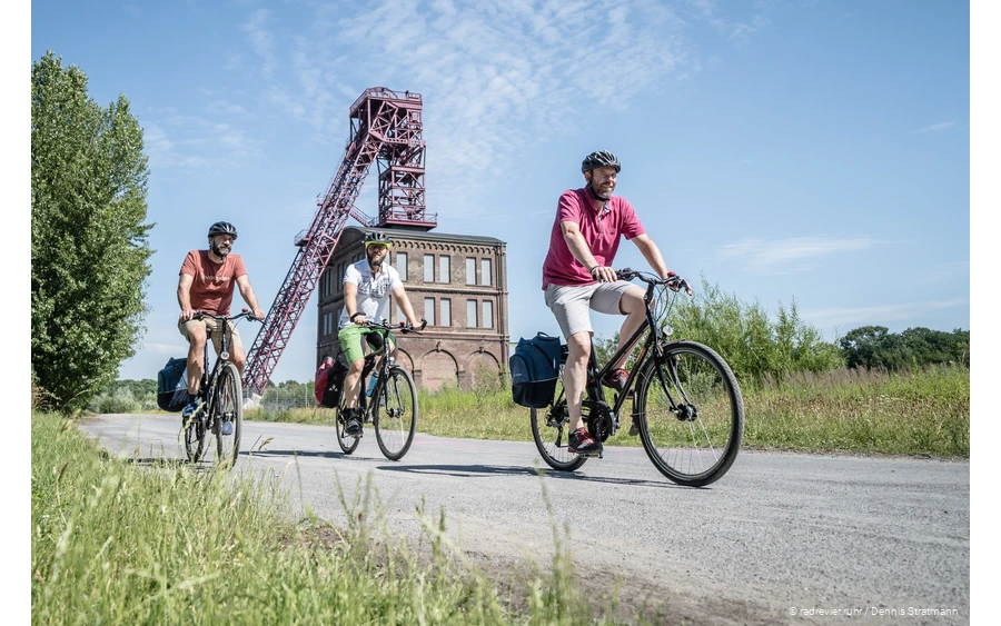 Radfahrer vor der Zeche Sterkrade in Oberhausen