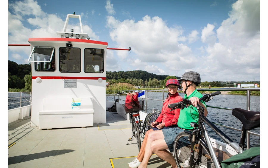 Radfahrer fahren auf der RuhrtalFähre Hardenstein über die Ruhr