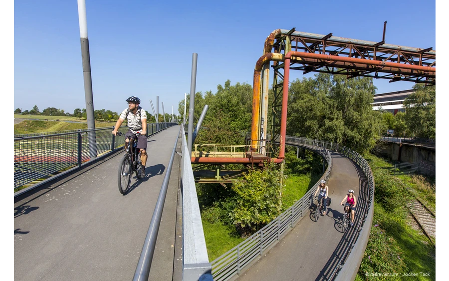 Radfahrer auf einer Brücke im Westpark Bochum