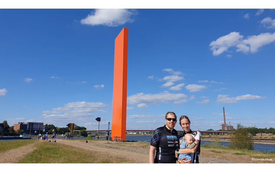 Svenja vom Blog "Schmale Pfade" mit Familie inklusive Baby vor der Rheinorange in Duisburg
