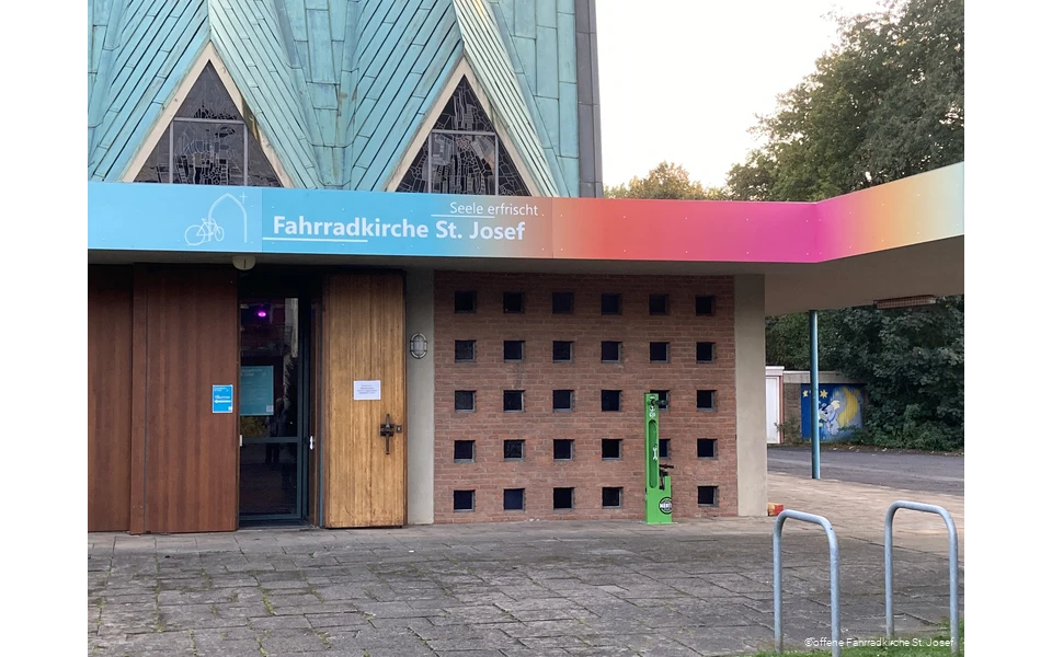 Der Eingang der offenen Fahrradkirche St. Josef in Fröndenberg