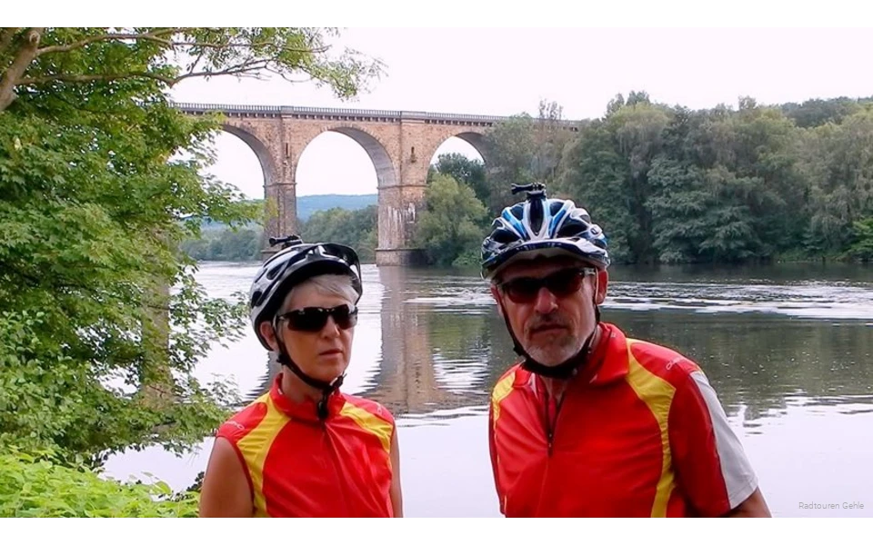 Meggi und Wolfgang von Radtouren Gehle vor dem Ruhrviadukt auf dem RuhrtalRadweg