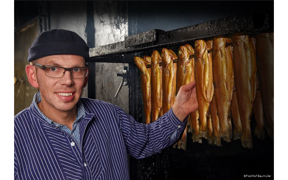 Frank Baumüller mit geräuchertem Fisch im Fischhof Baumüller in Wickede (Ruhr)