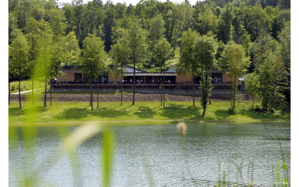 Blick auf das H1 am See in Meschede am Hennesee
