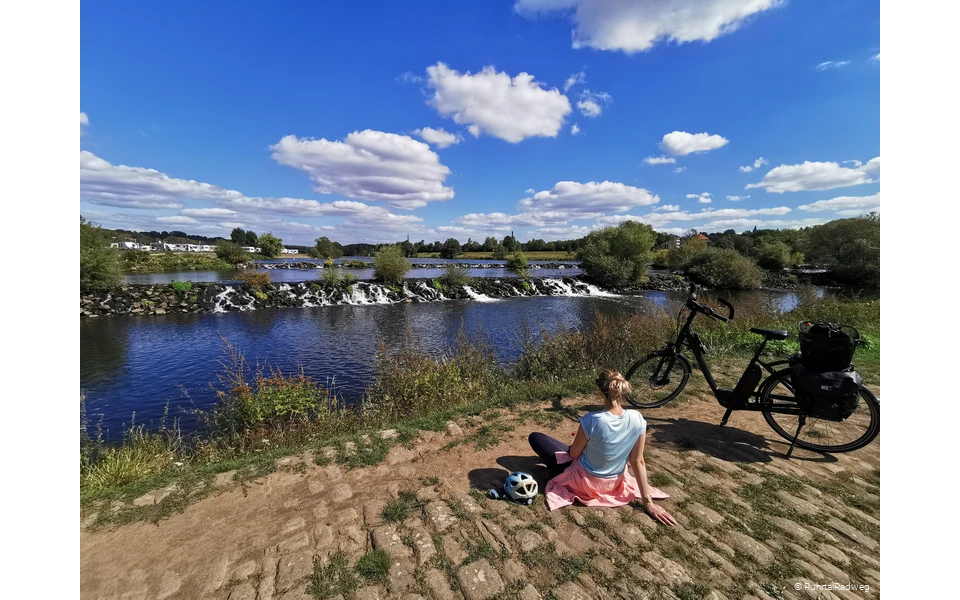 Hattingen Ruhrkaskaden Sandra Radfahrerin sitzt vor den Kaskaden der Ruhr in Hattingen
