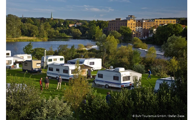 Wohnmobile und Wohnwagen an der Ruhr vor der Birschel Mühle in Hattingen