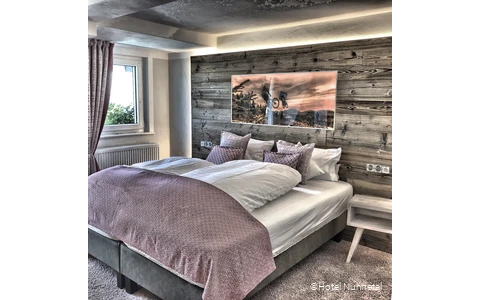 Schlafzimmer einer Ferienwohnung im Hotel Nuhnetal in Winterberg