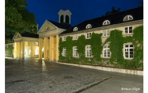 Außenansicht am Abend des Haus Villigst in Schwerte