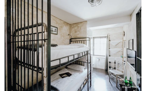 Themenzimmer " Jail House Cell" im Road Stop Dortmund
