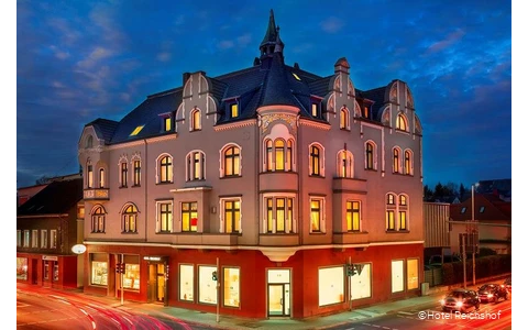 Außenansicht des Hotels Reichshof in Schwerte am Abend