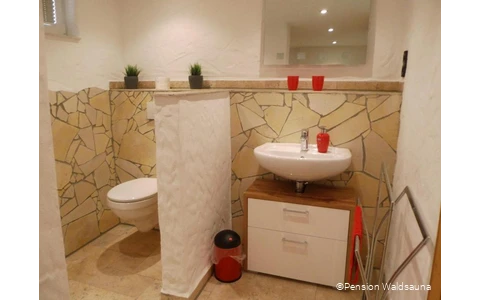 Badezimmer im Familienzimmer der Pension Waldsauna in Arnsberg