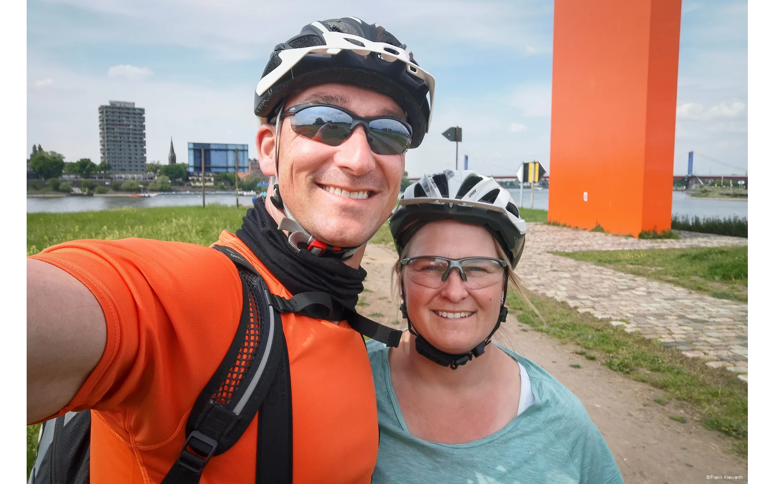 Frank und Karola vor der Rheinorange in Duisburg auf dem RuhrtalRadweg