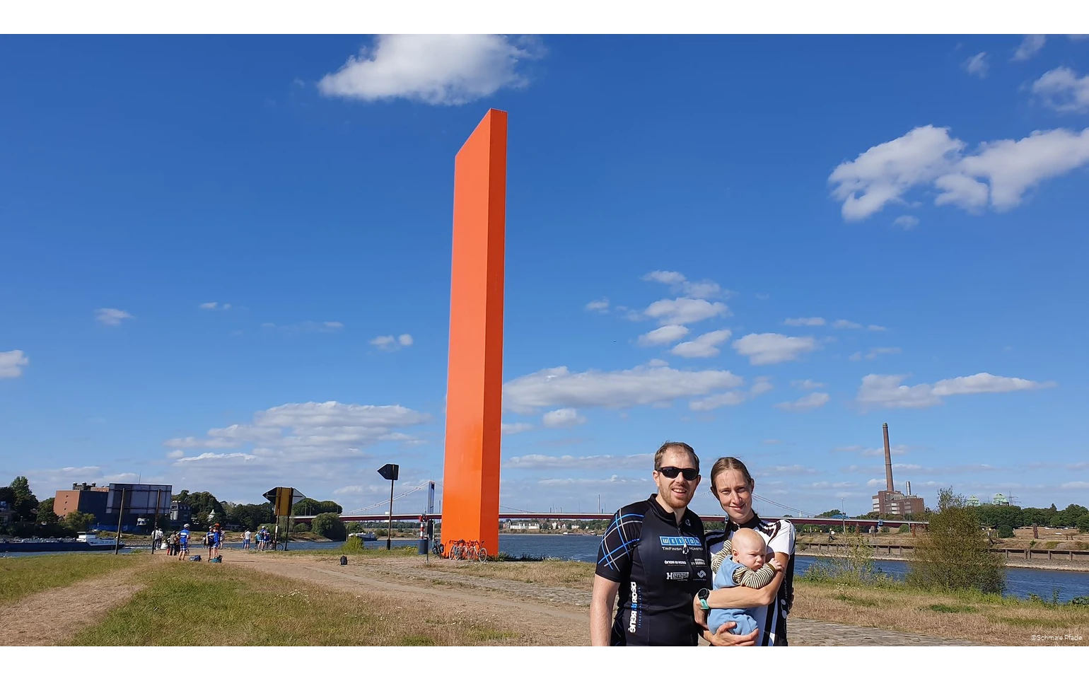 Schmale Pfade Svenja vom Blog "Schmale Pfade" mit Familie inklusive Baby vor der Rheinorange in Duisburg