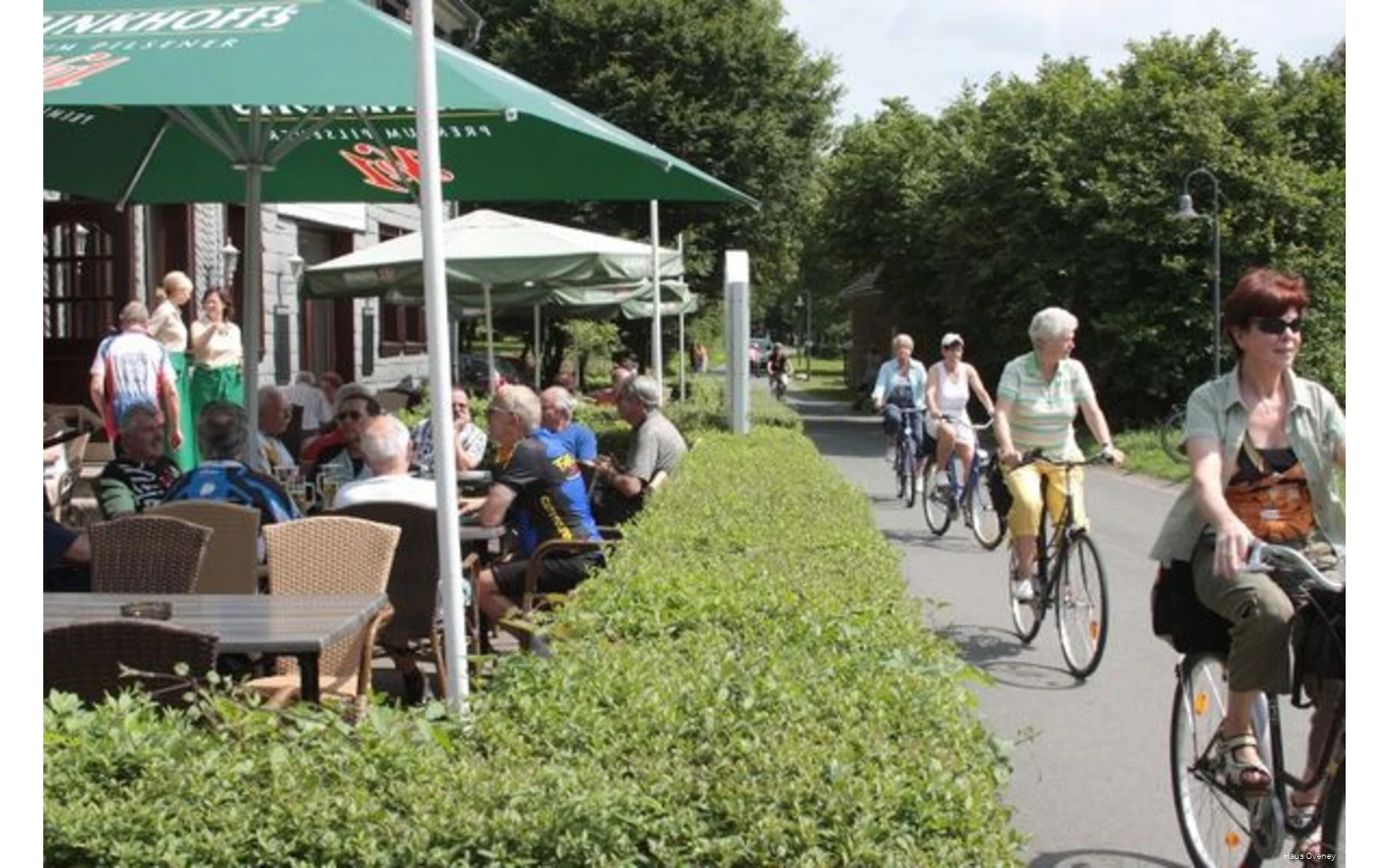 Radfahrende vor dem Haus Oveney in Bochum