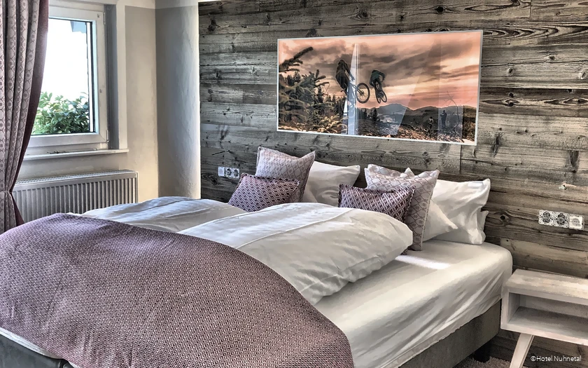 Schlafzimmer einer Ferienwohnung im Hotel Nuhnetal in Winterberg