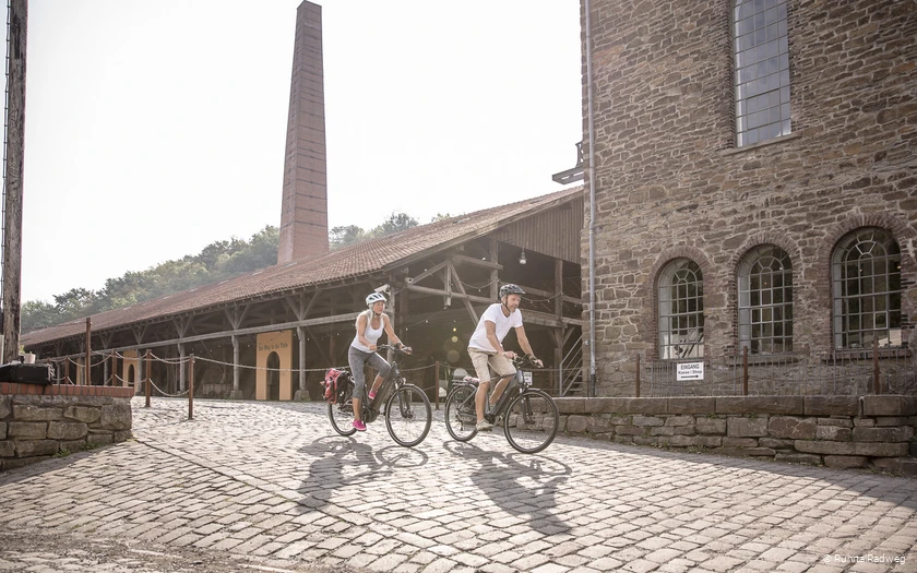 Radfahrer vor der Zeche Nachtigall in Witten