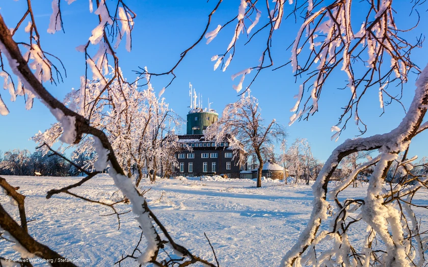 Astenturm im Schnee