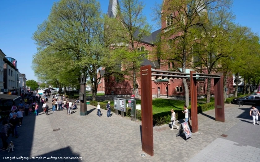 Glockenspiel am Rande der Fußgängerzone