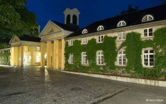 Außenansicht am Abend des Haus Villigst in Schwerte