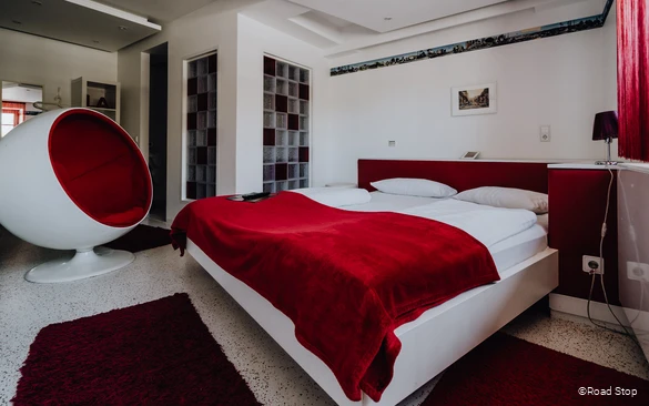 Themenzimmer "Los Angeles White Room" im Road Stop Dortmund