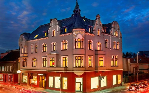 Außenansicht des Hotels Reichshof in Schwerte am Abend