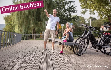 Radfahrer zeigen auf den Harkortsee in Wetter