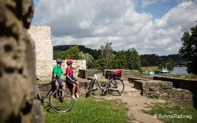 Radfahrer an der Burgruine Hardenstein in Witten