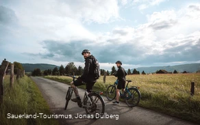 Biker im Feld auf der GeoRadroute Ruhr-Eder