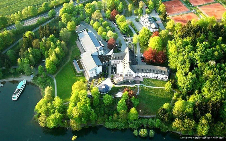 Das Welcome Hotel Meschede / Hennesee von oben