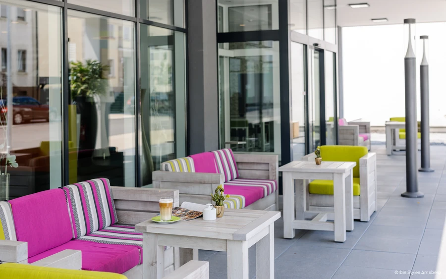 Terrasse des Ibis Styles in Arnsberg
