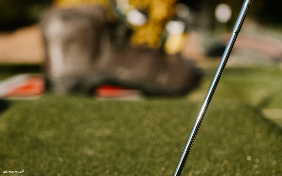 Ein Golfball wird von einem Golfschläger geschlagen.