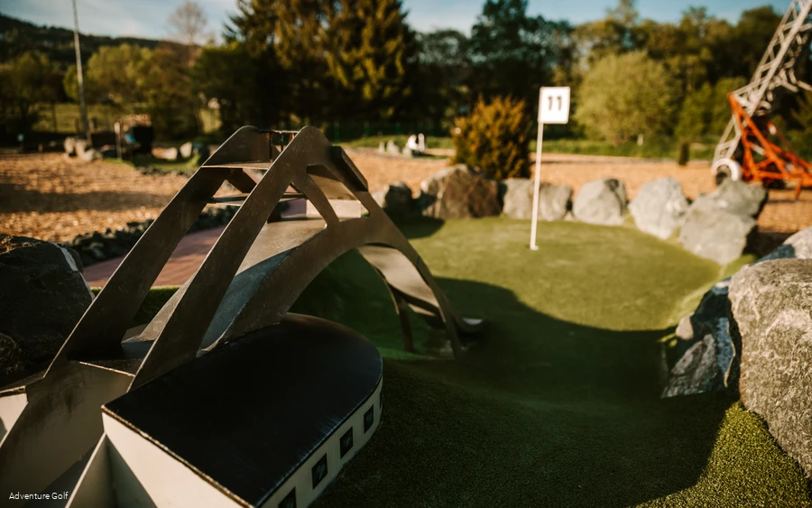 Eine Golfbahn mit der nachgebauten St. Georg-Schanze als Hindernis.