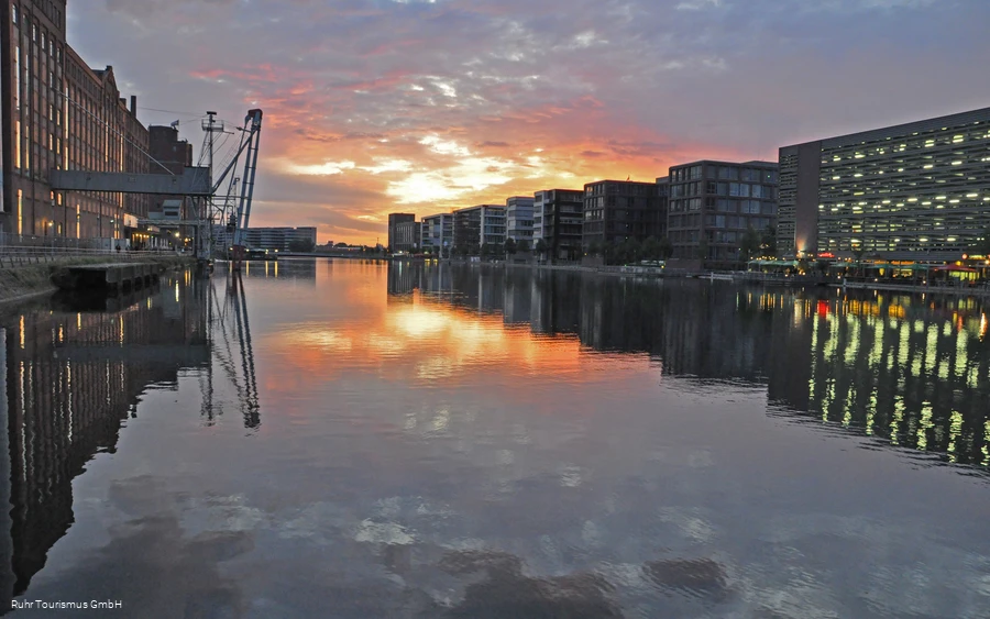 Duisburg Innenhafen Abendstimmung.JPG