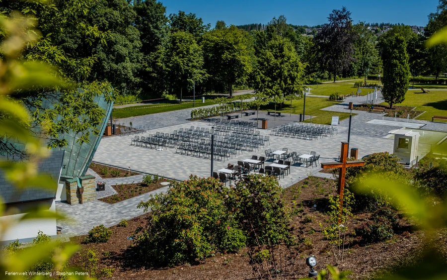 Drohnenaufnahme der Musikmuschel mit den Zuschauerplätzen und einem Teil des weiteren Kurparks.
