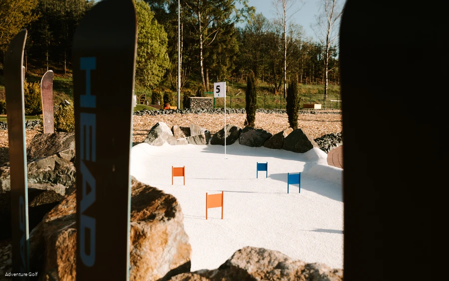 Eine Golfbahn nachgebaut wie eine Skiabfahrtpiste mit Fahnen als Hindernisse.