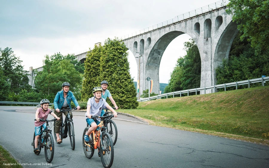 Familie auf Bikes am Viadukt in Willingen