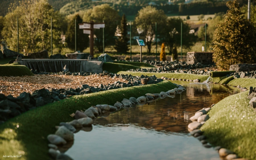 Ein Bach, welcher zwischen den verschiedenen Golfbahnen angelegt wurde.