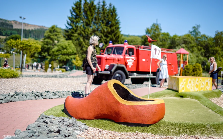 Eine Golfbahn mit einem großen holländischen Holzschuh im Vordergrund.