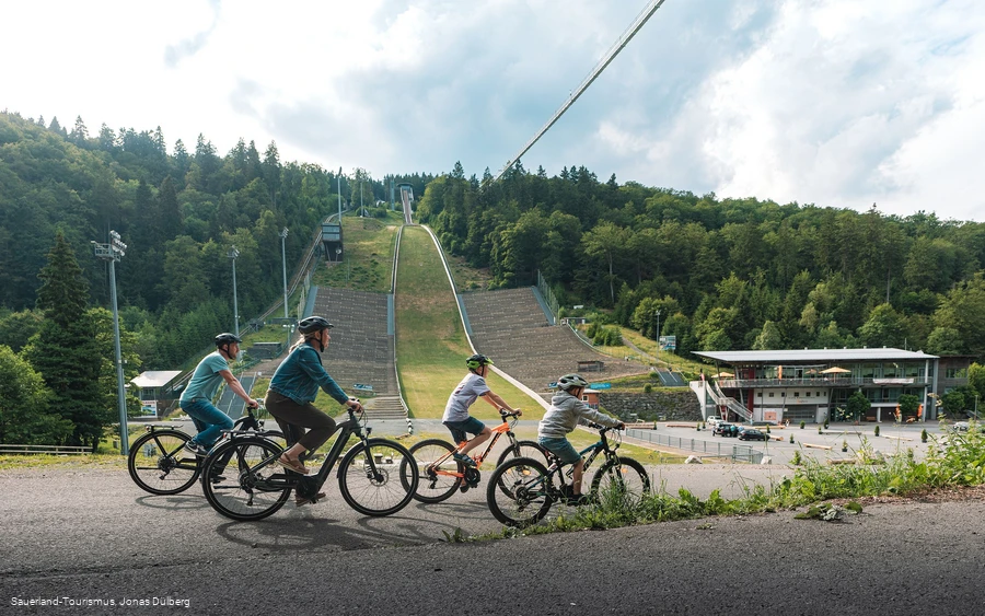 Familie auf Bikes an der Mühlenkopfschanze in Willingen