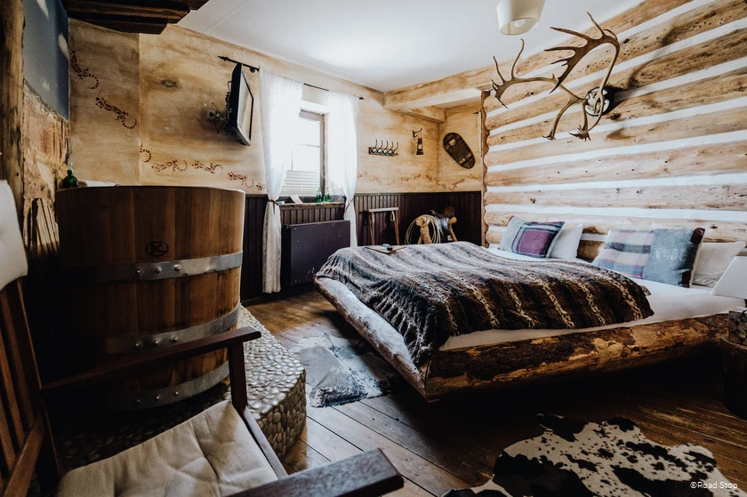 Themenzimmer "Jim Beam Log Cabin" im Road Stop Dortmund