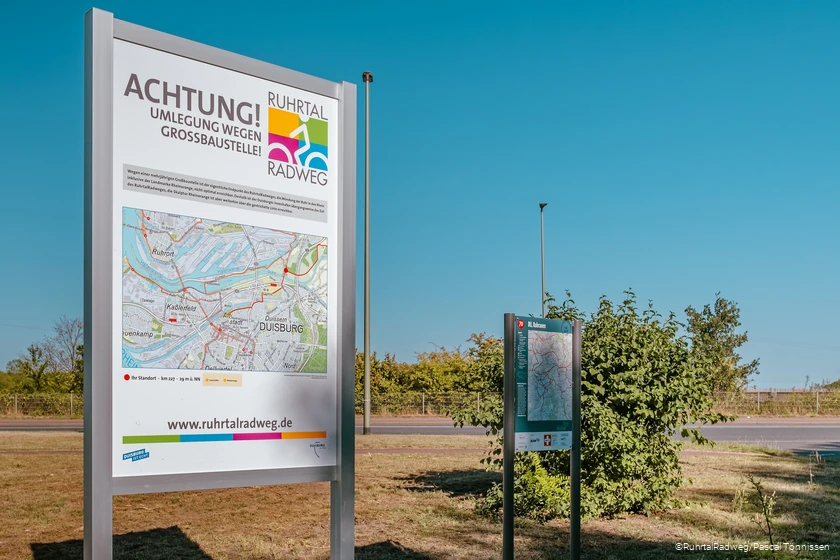 Infoschild mit Umleitungshinweis an der Emmericher Stra&szlig;e in Duisburg zum vor&uuml;bergehenden Endpunkt des RuhrtalRadwegs