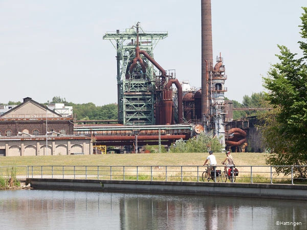 Fahrradfahrer vor der Heinrichsh&uuml;tte