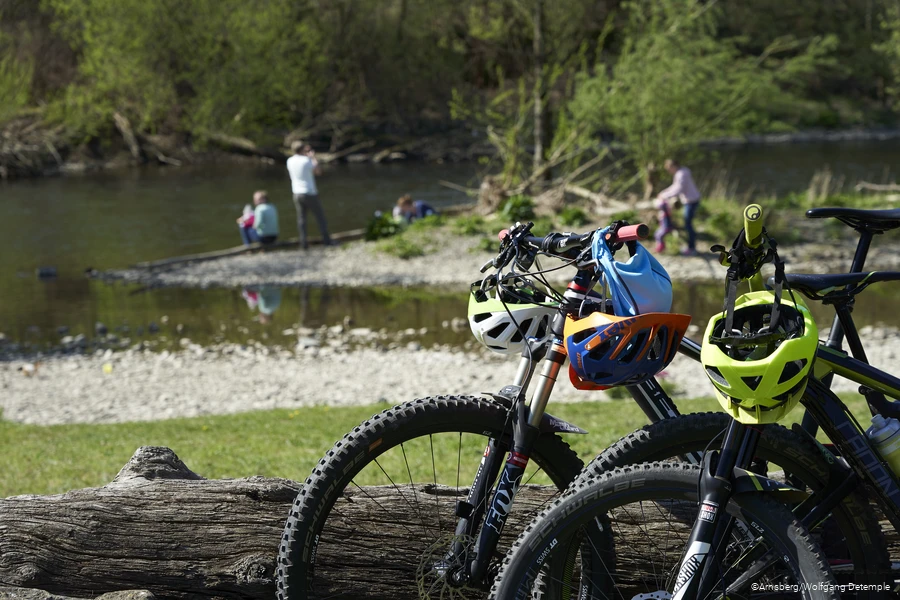 Fahrr&auml;der vor der Ruhr in Arnsberg