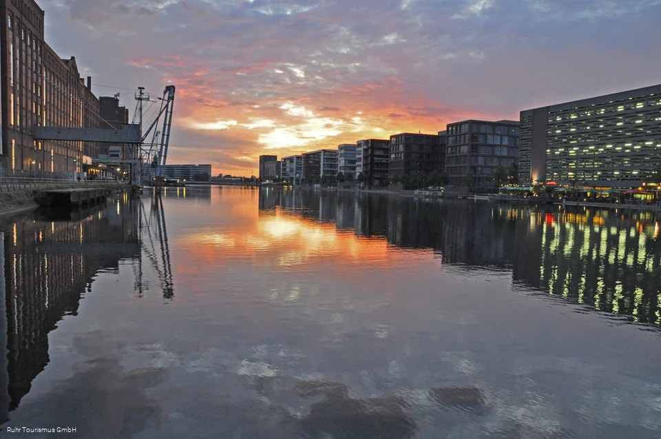 Duisburg Innenhafen Abendstimmung.JPG