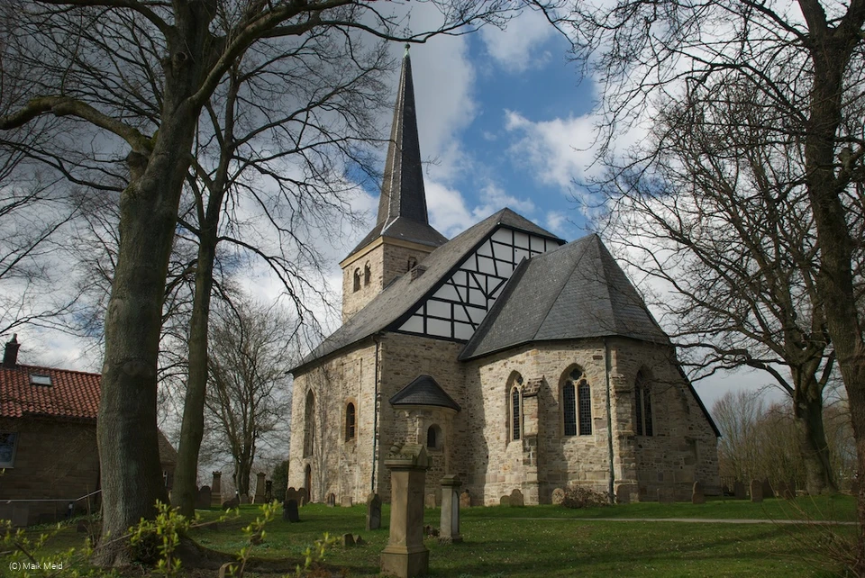 StiepelerDorfkirchemitFriedhof.jpg