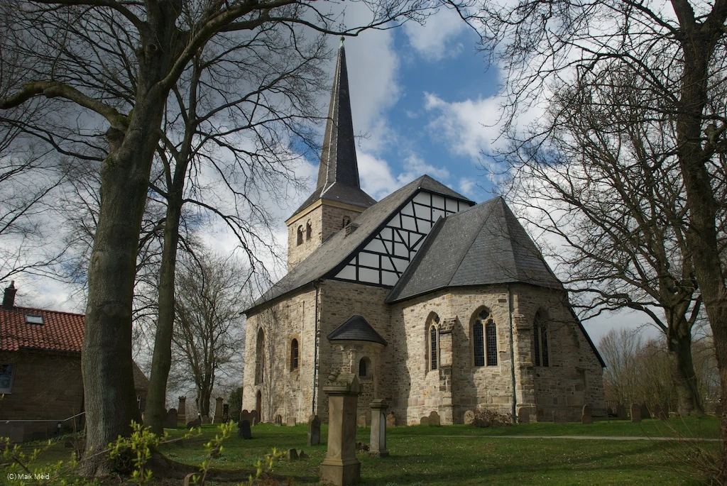 StiepelerDorfkirchemitFriedhof.jpg
